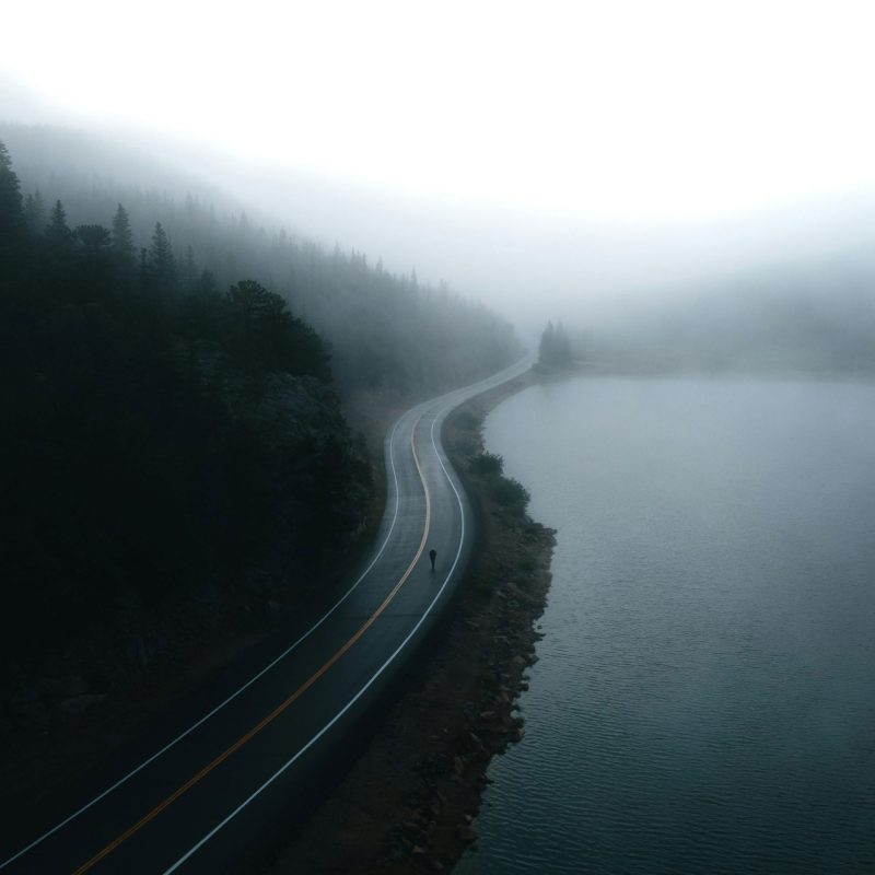 droga przy jeziorze, dookoła zamglone lasy